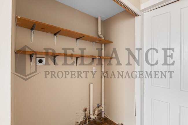 Building Photo - 221 S Glenn St