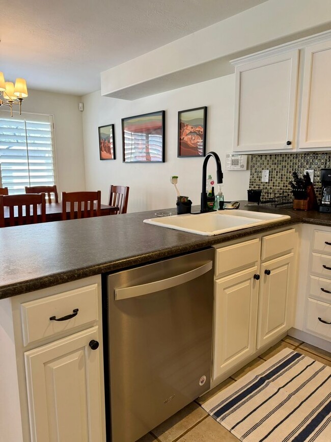 Building Photo - Townhouse within Walking Distance of Downtown Sugarhouse