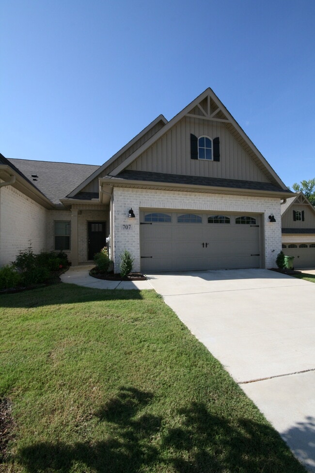 Building Photo - 707 Sluice Dr SW
