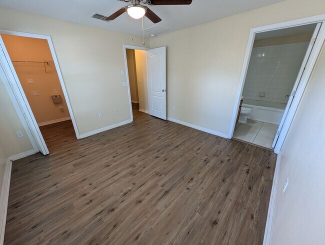 Building Photo - 3 Bed 2.5 Bath In Zephyrhills