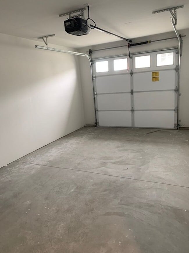 Building Photo - Whether you just want the extra room or need it for your family, our townhomes are calling!!