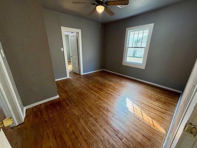 Building Photo - 3 Bedroom and 1 Bathroom Home in Shawnee for rent