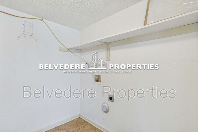 Building Photo - 900 Stockwood Ct