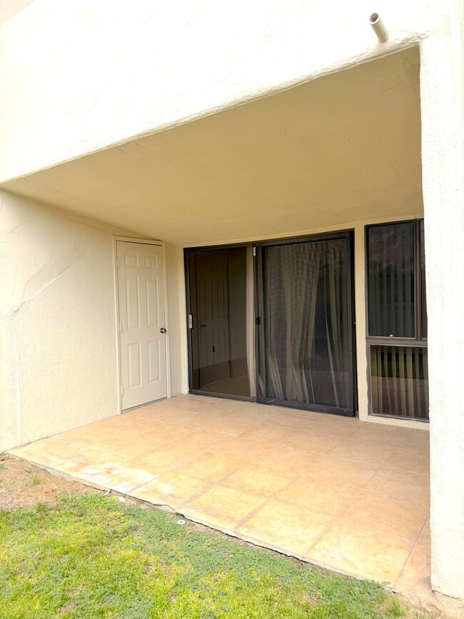 Building Photo - 1655 E Palm Canyon Dr