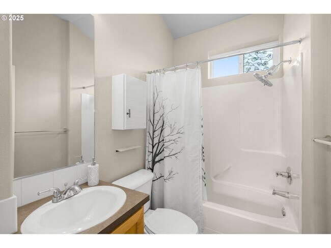 Building Photo - Beautiful Newly Renovated Spacious 3 Bedroom Home!