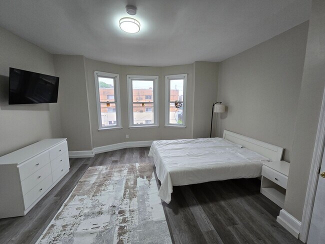 Building Photo - 4915 N 13th St