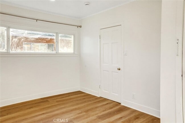 Building Photo - 950 E 48th St