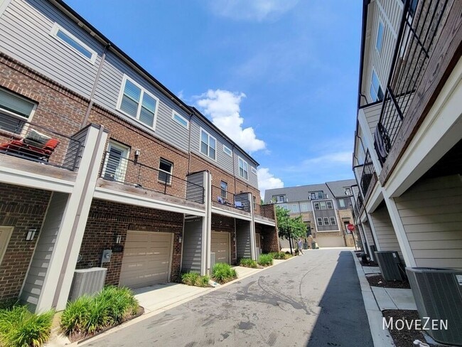 Building Photo - 15041 New Amsterdam Ln