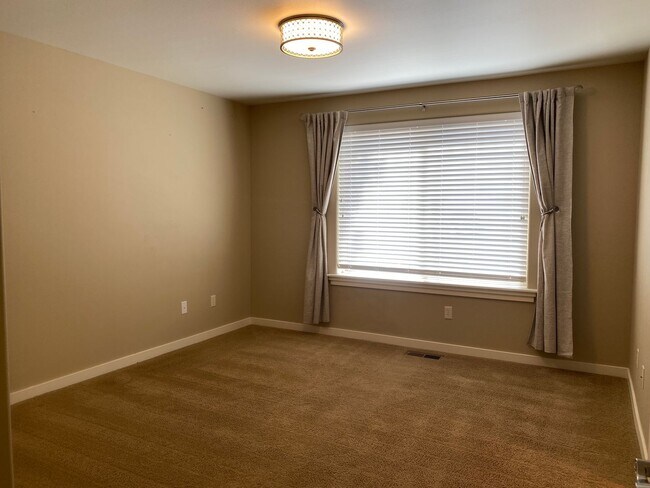 Building Photo - Spacious 3 Bedroom/ 3 Bathroom Near Boat L...