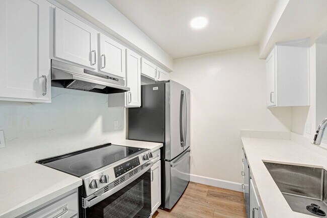 Interior Photo - 8300 De Longpre