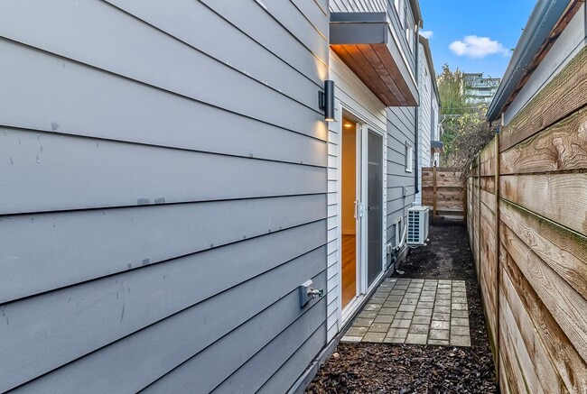 Building Photo - 1040 S Donovan St