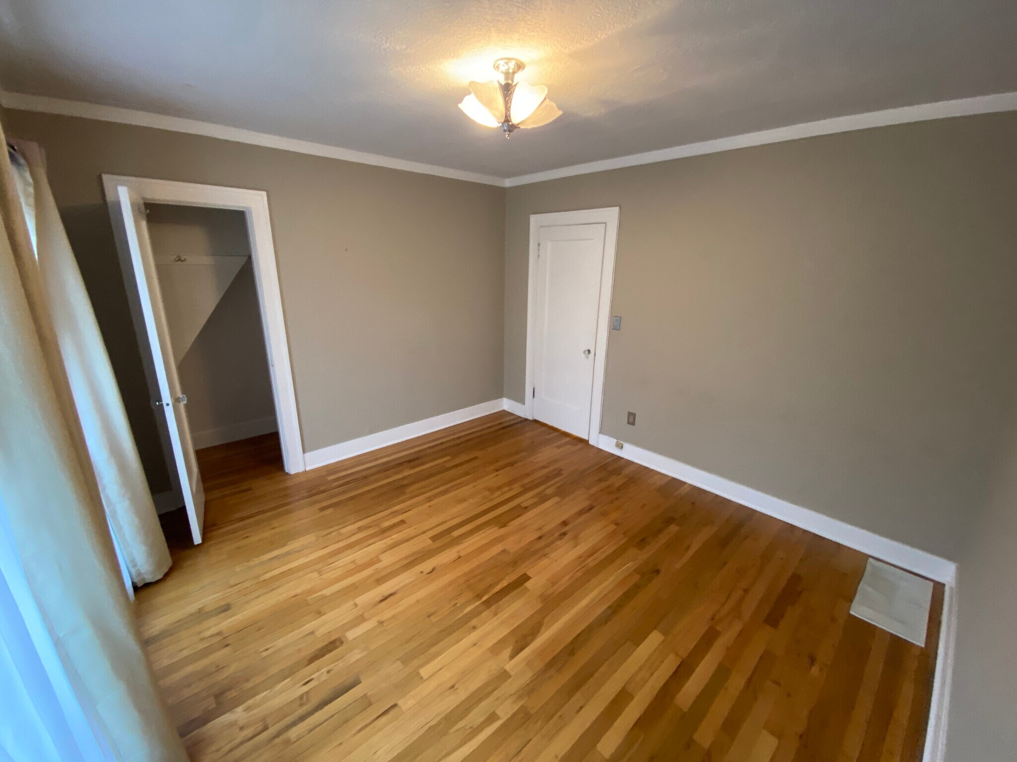 Building Photo - 909 NE Brazee St