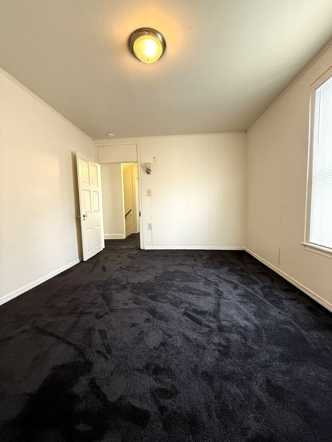 Building Photo - 704 W Main St