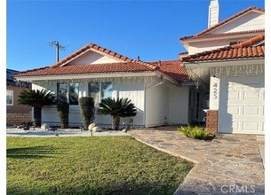 Building Photo - 425 Lewis Pl