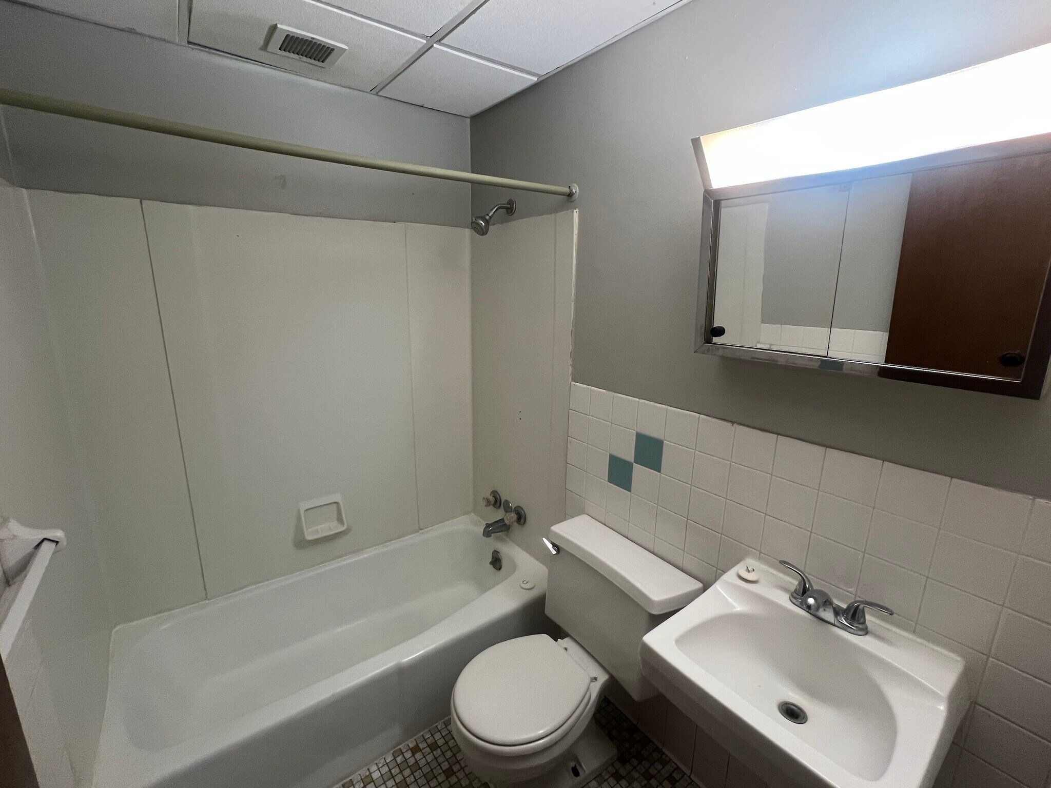 Building Photo - 2216 18 1/2 Ave NW