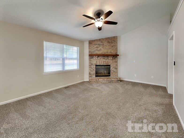 Building Photo - 1690 Fountain Lk Dr E