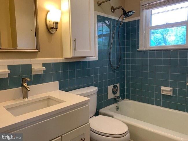 Building Photo - 1334 Mayflower Dr