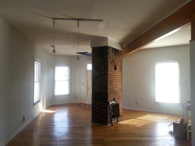 Building Photo - 240 Boulevard SE