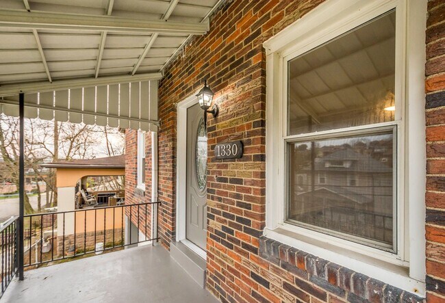 Building Photo - Stunning 2 bedroom home in Brookline available July 15!