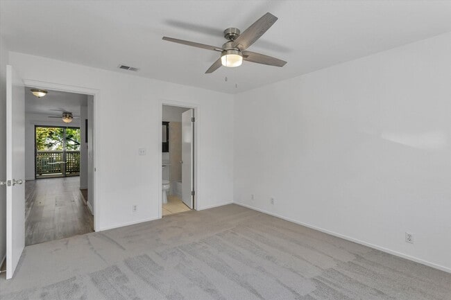 Building Photo - Upstairs Condo with Garage