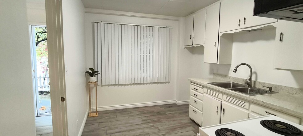 Building Photo - 701 6th Ave