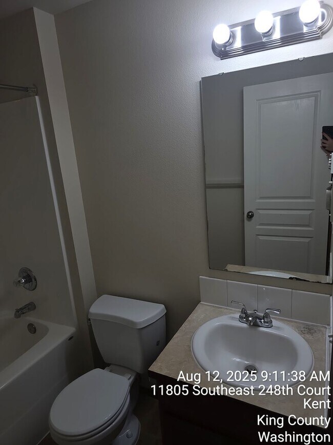 Building Photo - East Hill Kent 4 bedroom 2.5 bathroom with...