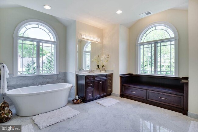 Building Photo - 14000 Baneberry Cir