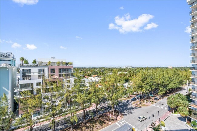 Building Photo - 4101 Pine Tree Dr