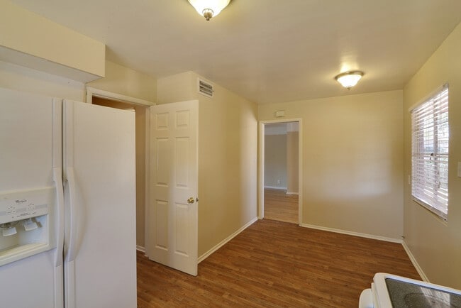 Building Photo - Spacious 3Bed/2Bath, 1-Story Ranch Home lo...
