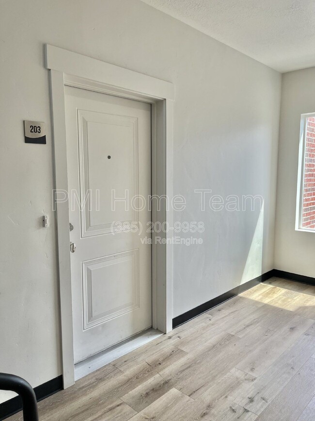 Building Photo - 2874 Kiesel Ave