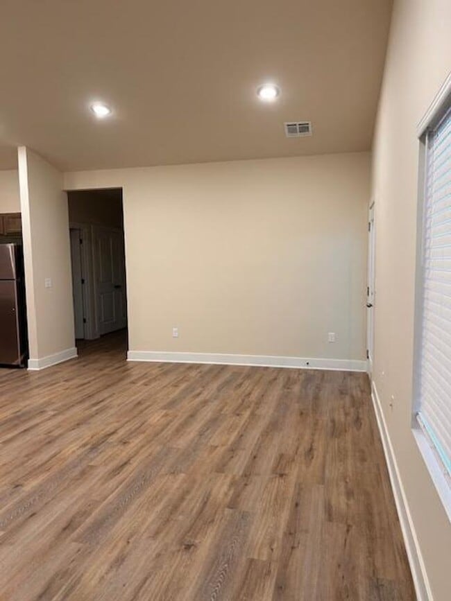 Building Photo - 483 E Harper St