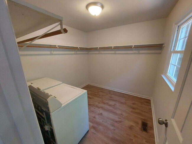 Building Photo - Beautiful Roanoke 2 bed 2 bath Duplex