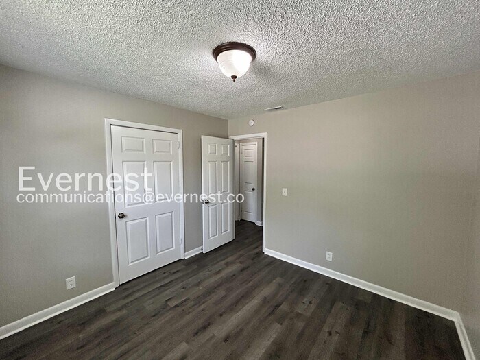 Building Photo - 1176 Sioux Terrace