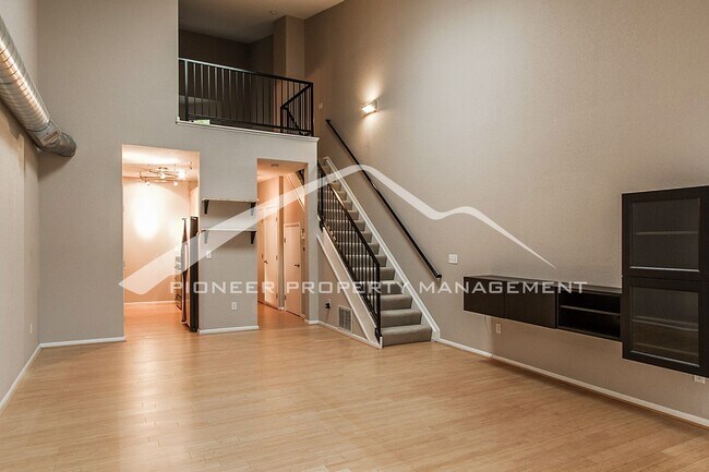 Building Photo - Incredible Loft with Parking and Great Location!