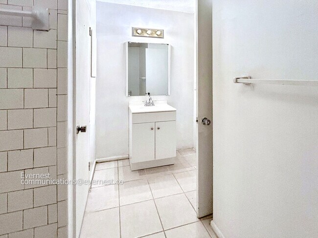 Building Photo - 925 Pine Oak Trail