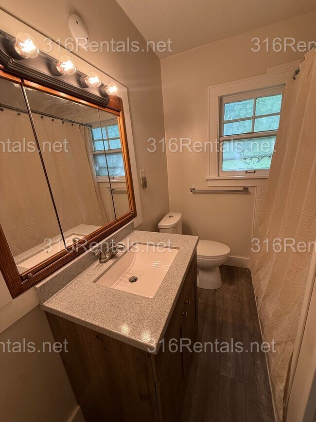 Building Photo - $1100 - 2 bedroom/ 1 bathroom - Gorgeous Single Family Home