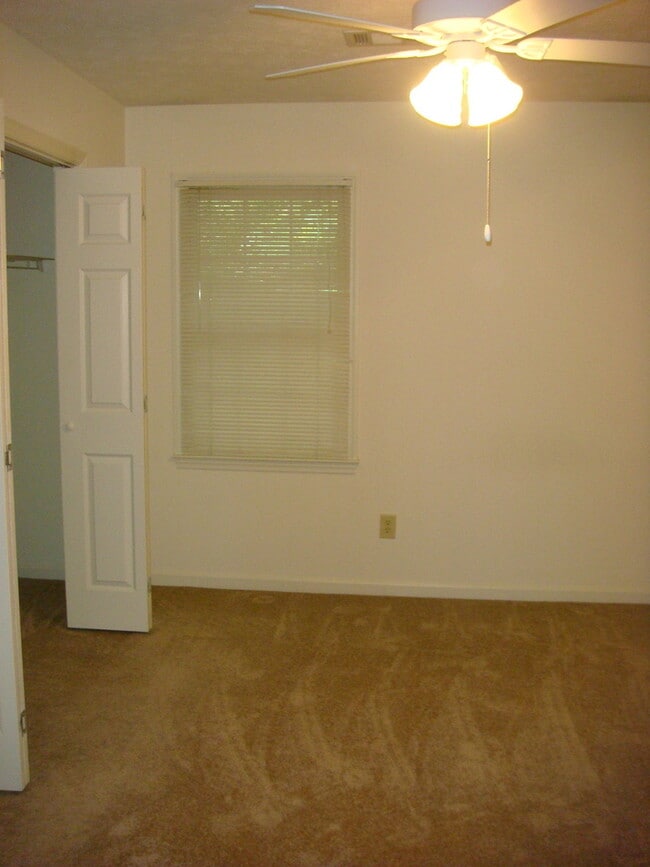 Building Photo - Renovated Duplex in Auburn!