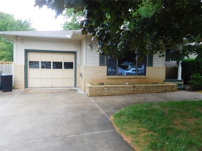 Building Photo - 309 Crestview Dr