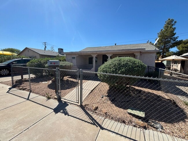Building Photo - Charming 2Bed/1Bath apartment W/ Private front yard w/ porch and oversized backyard in Henderson