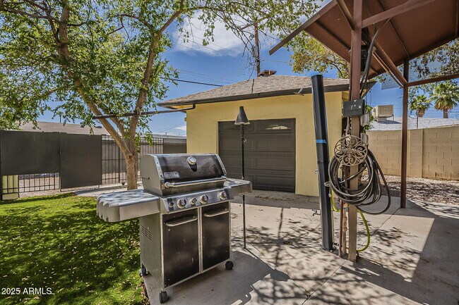 Building Photo - 8215 E Cypress St