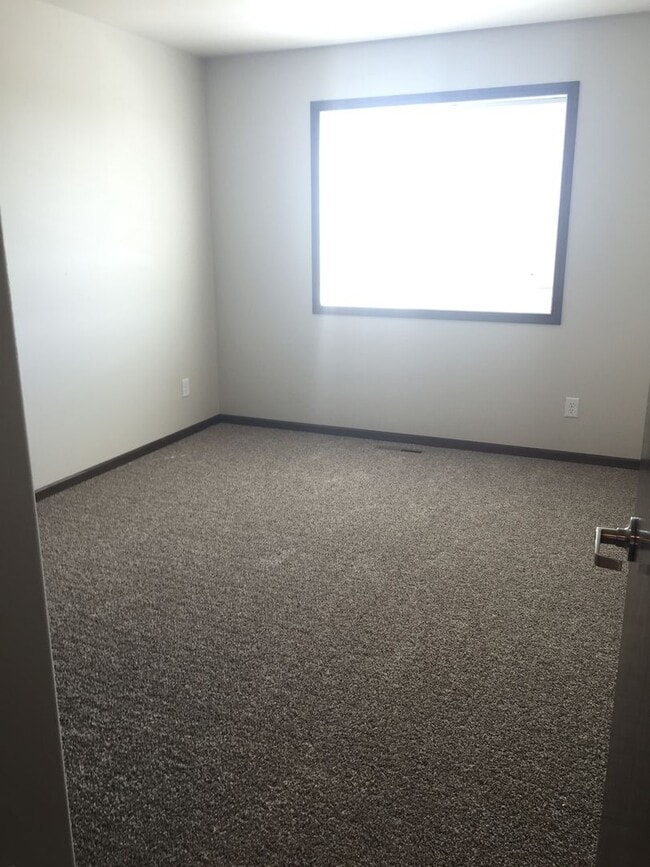 Building Photo - 5 Bedroom Home