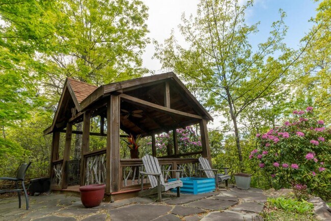 Building Photo - 348 Winding Ridge