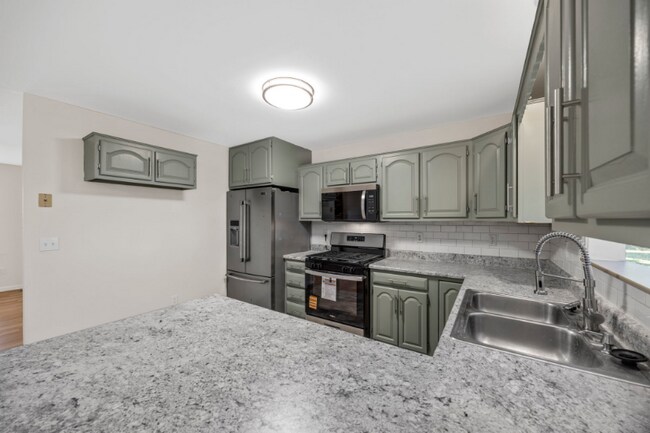 Building Photo - 1755 Fountainbleu Dr