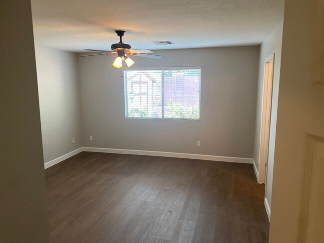 Building Photo - 3 bed 2 bath