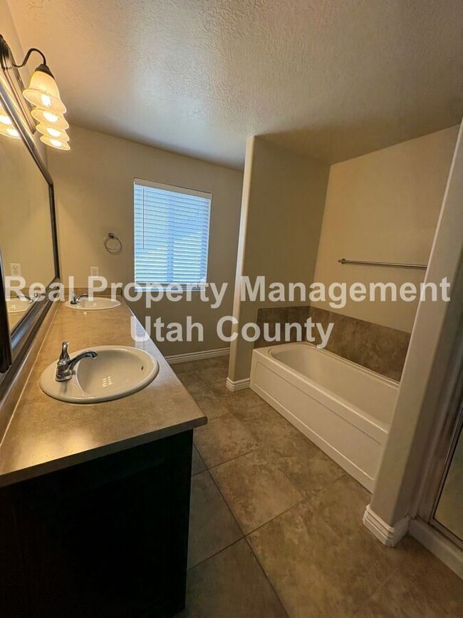 Building Photo - 2477 Garden Dr