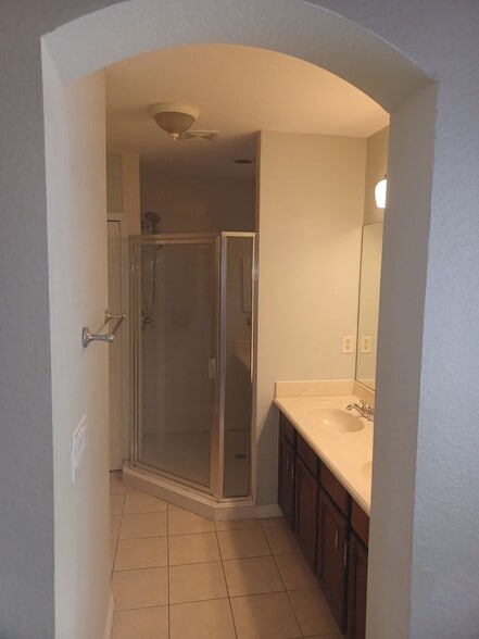 Building Photo - Townhouse with Amenities Galore: 3 BR / 2.5 Bath In The Colonnade Community