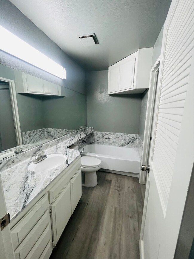 Building Photo - Completely Renovated 2-Bed/1.5 Bath Condo ...