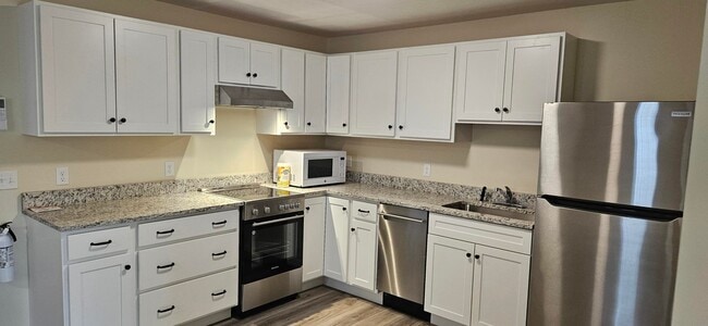 Building Photo - 606 Putnam Pike