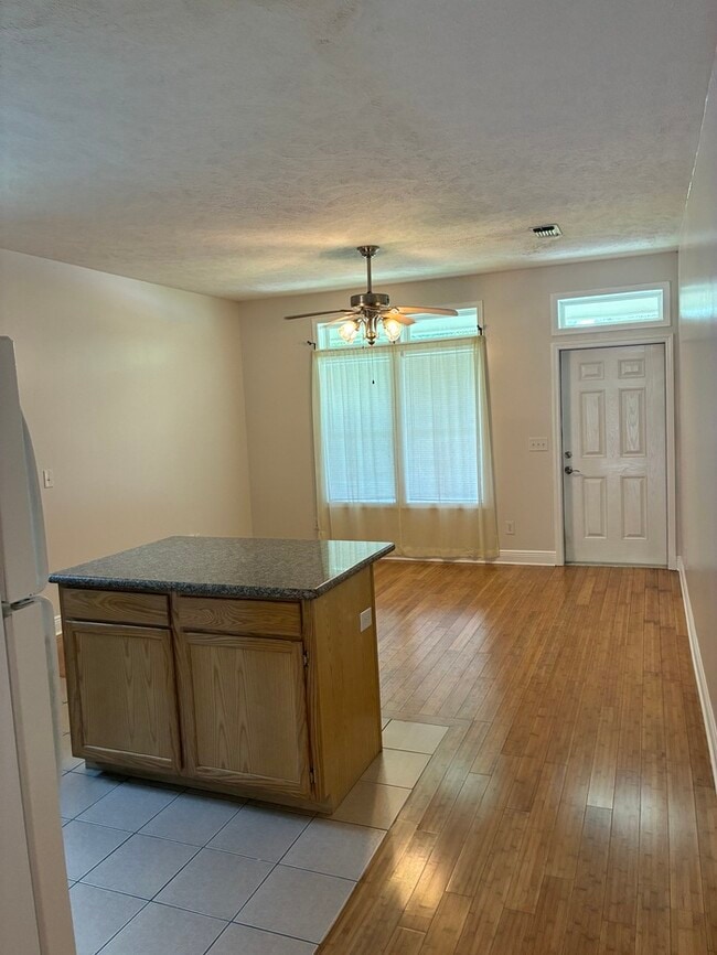 Building Photo - Beautiful 2/1 duplex in bay St. Louis