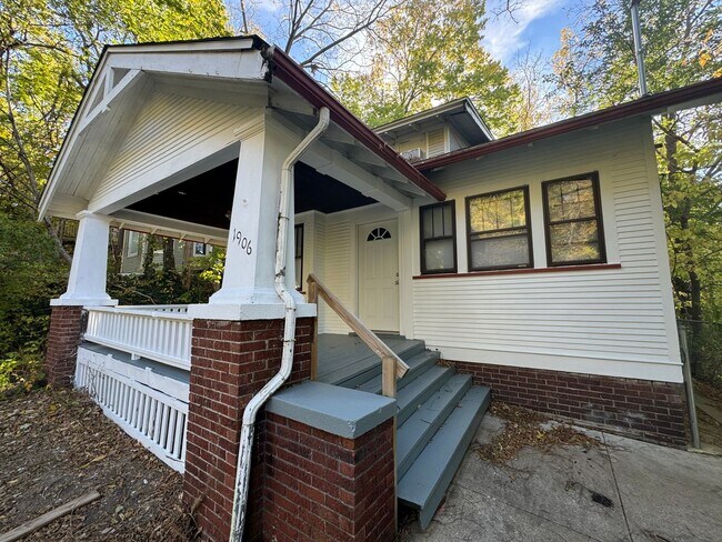 Building Photo - 5 Bedroom Rental in Moline